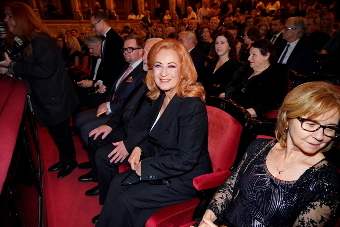 "Vlny Simony Stašové tentokrát měřovaly k obličeji, což jí zbytečně uzavřelo rysy. Vlny totiž nejlépe fungují tehdy, když se naopak otevírají směrem od obličeje a dávají tváři prostor i lehkost. Tento drobný detail může zásadně ovlivnit celkový dojem – a právě u Simony by byl efekt jistě ještě výraznější," hodnotí účes Honza Kořínek. 