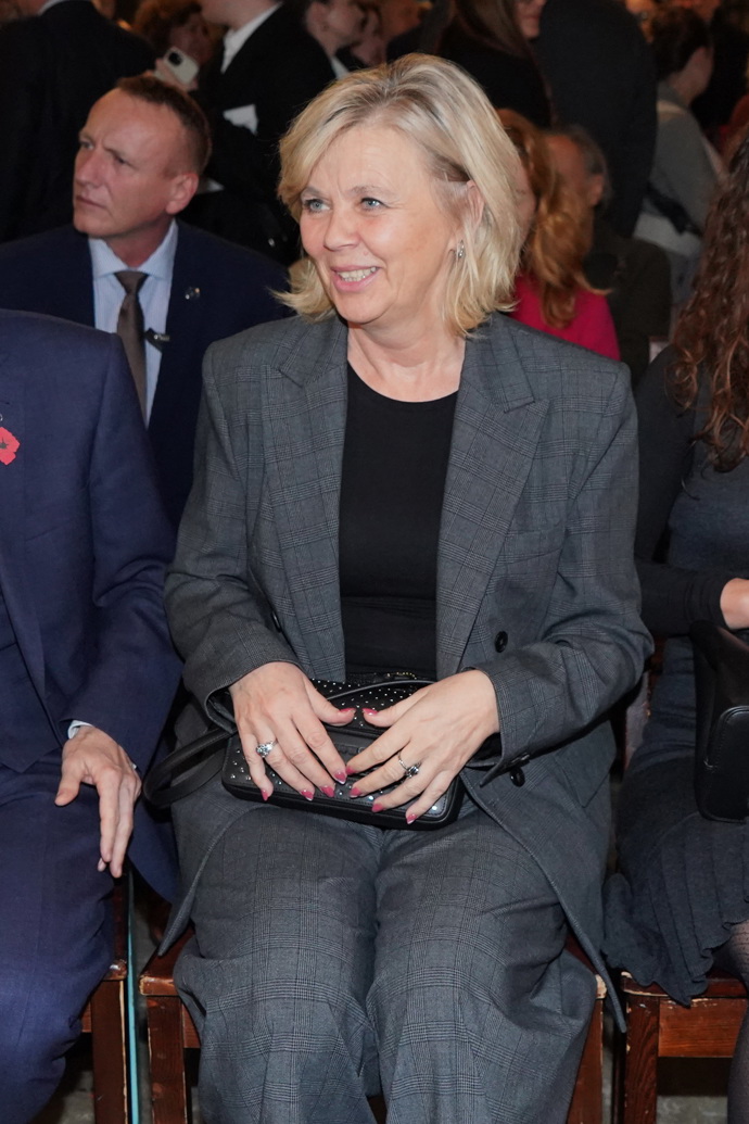 Jde o look, který se hodí do práce, na schůzku i formálnější událost.