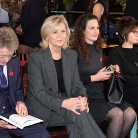 Eva Pavlová svým outfitem dokázala, že můžete zabodovat i s jednoduchým modelem.