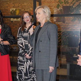 První dáma ČR zvolila oversize kalhotový kostým s trendy kostkovaným vzorem.