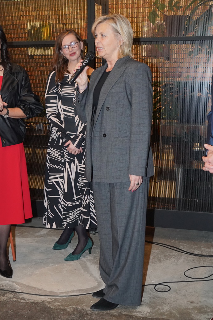 První dáma ČR zvolila oversize kalhotový kostým s trendy kostkovaným vzorem.