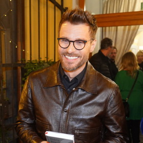 Dnes vídáme Leoše Mareše v modelech, které mu vybírá dvorní stylista Filip Vaněk, kontrolovaný okem Leošovy manželky Moniky.