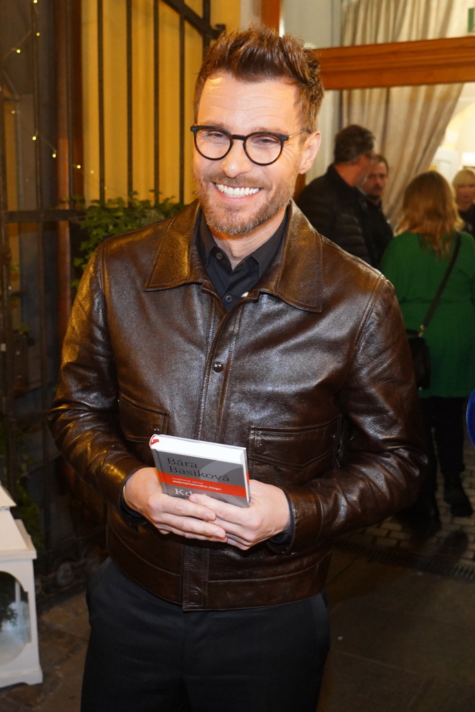 Dnes vídáme Leoše Mareše v modelech, které mu vybírá dvorní stylista Filip Vaněk, kontrolovaný okem Leošovy manželky Moniky.