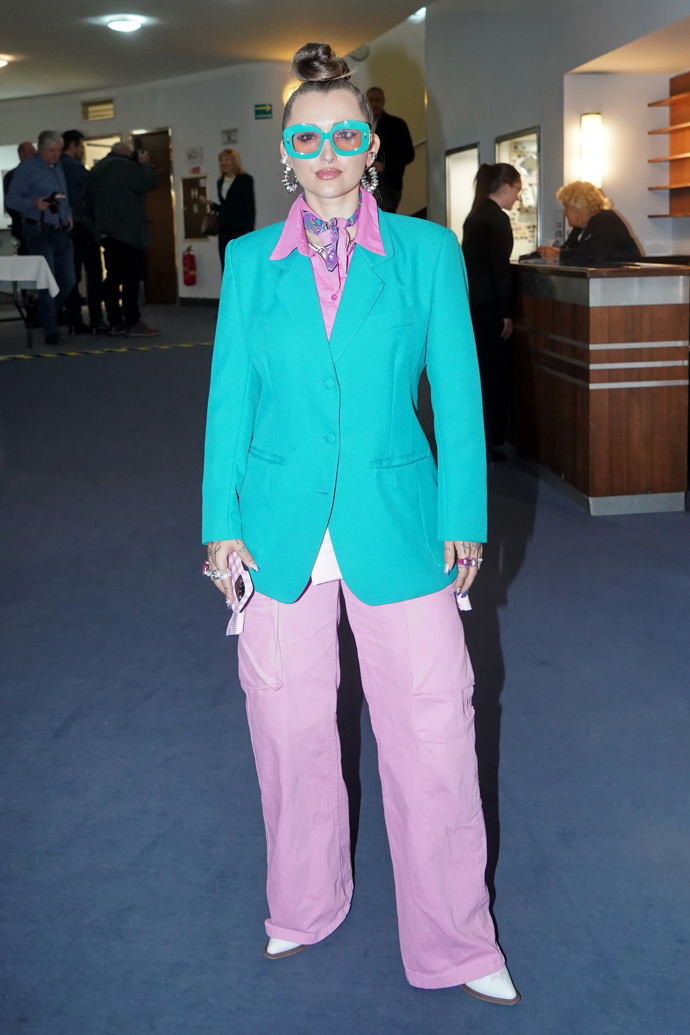 Zpěvačka Sharlota.