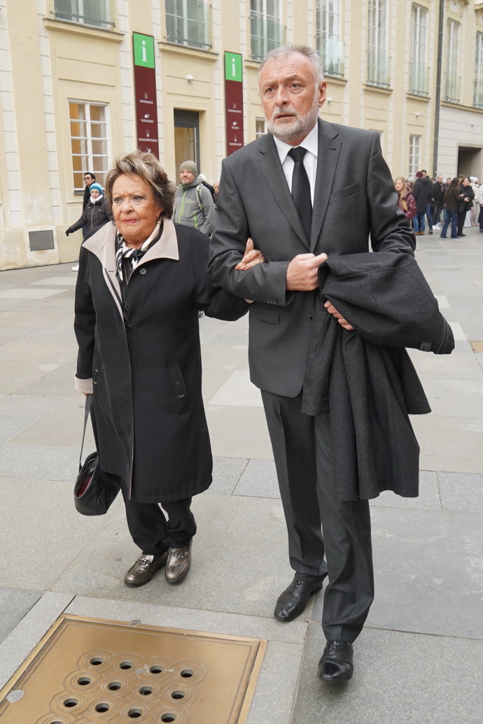 Jiřina Bohdalová na pohřbu kardinála Duky.