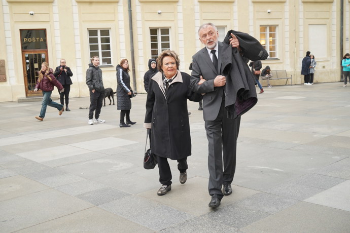 Jiřina Bohdalová na pohřbu kardinála Duky.