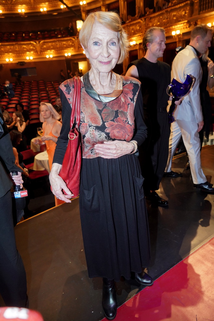 Daniela Kolářová oblékla šaty s černou sukní a topem s květinovým motivem. Nechybí ani výrazný náhrdelník. 