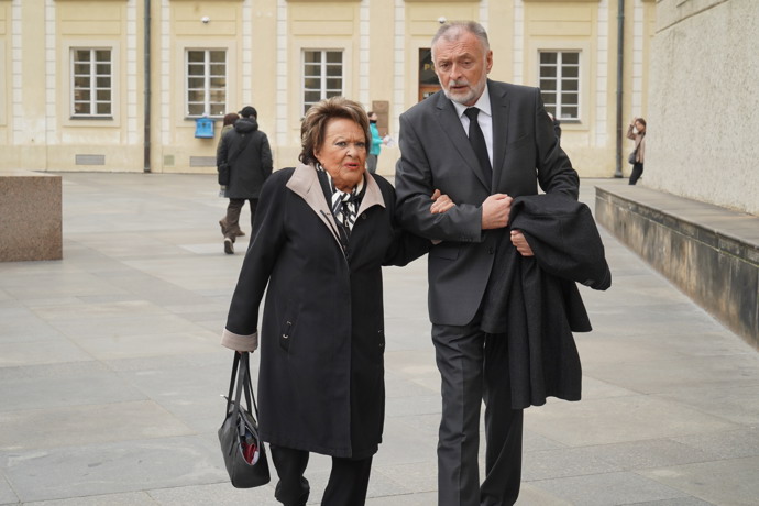 Jiřina Bohdalová na pohřbu kardinála Duky.