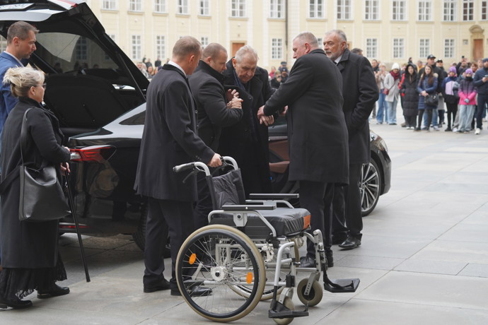 Miloš Zeman přijel na pohřeb kardinála Duky.