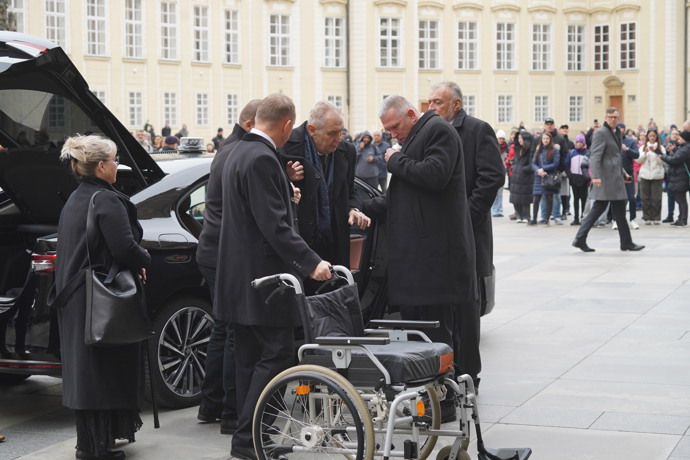 Zemanovi museli pomoct vystoupit z auta.