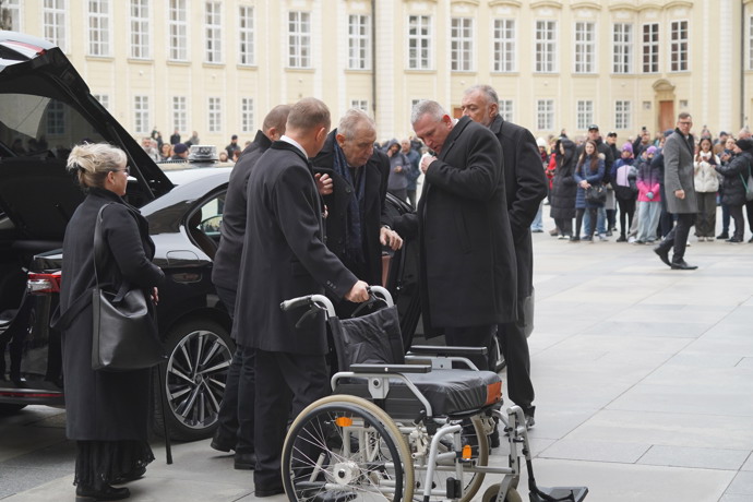Miloš Zeman před katedrálou sv. Víta.