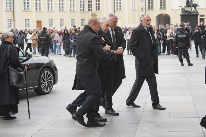 Miloš Zeman na pohřbu Dominika Duky.