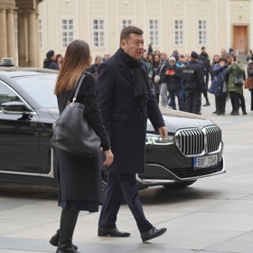 Tomio Okamura na pohřbu Dominika Duky.