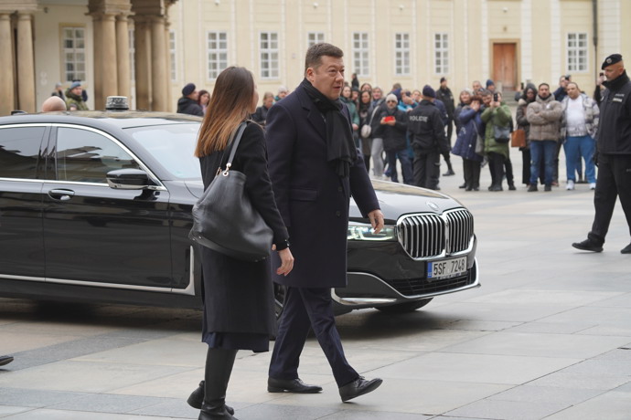 Tomio Okamura na pohřbu Dominika Duky.