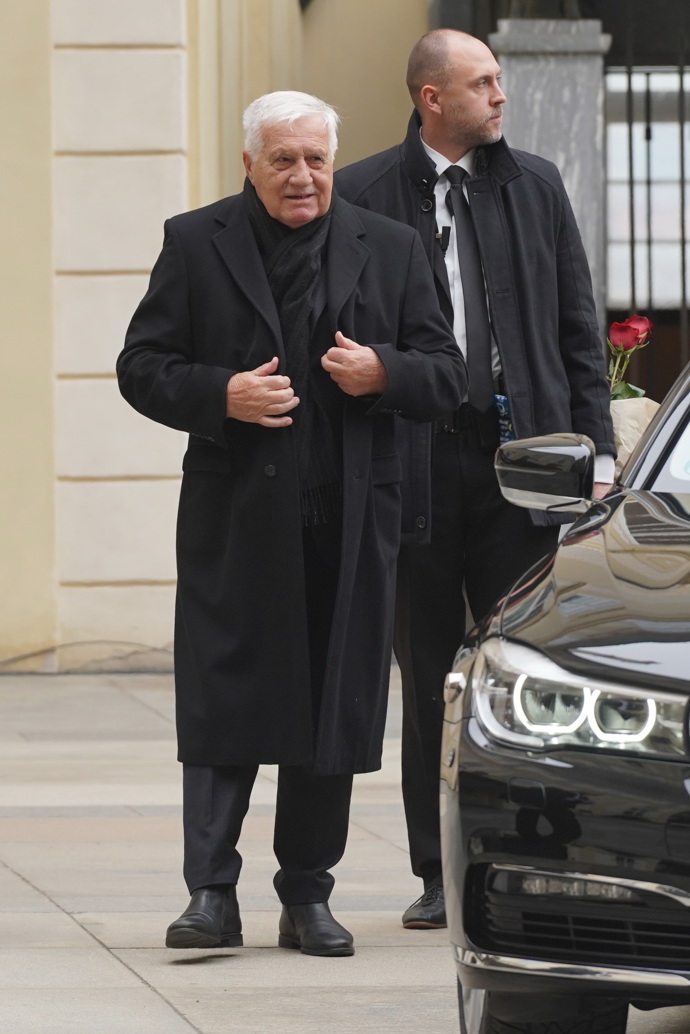 Václav Klaus na pohřbu Dominika Duky.