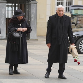 Václav Klaus a Livia Klausová na pohřbu Dominika Duky.