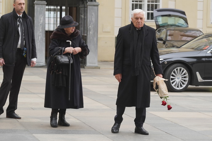 Václav Klaus a Livia Klausová na pohřbu Dominika Duky.