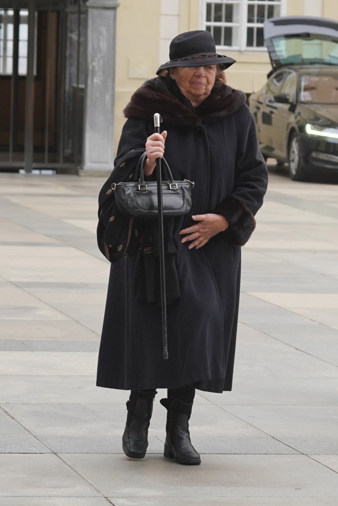 Livia Klausová na pohřbu Dominika Duky.