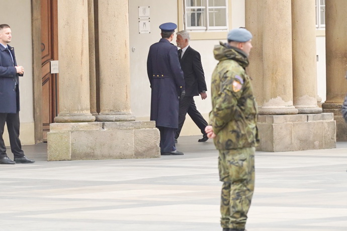 Petr Pavel přichází na pohřeb Dominika Duky.
