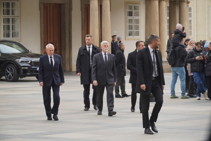 Petr Pavel dorazil na pohřeb kardinála Duky pěšky.
