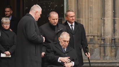 FOTO: Miloš Zeman odjíždí z pohřbu Dominika Duky.