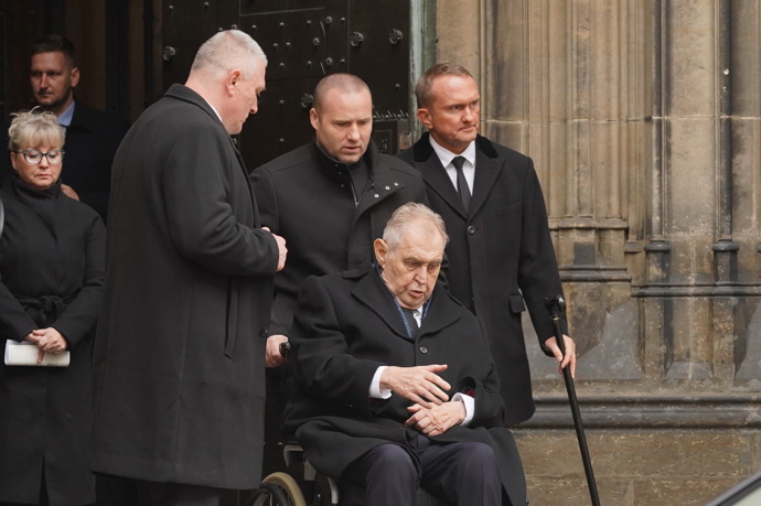 Miloš Zeman odjíždí z pohřbu Dominika Duky.