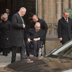 Miloš Zeman odjíždí z pohřbu Dominika Duky.