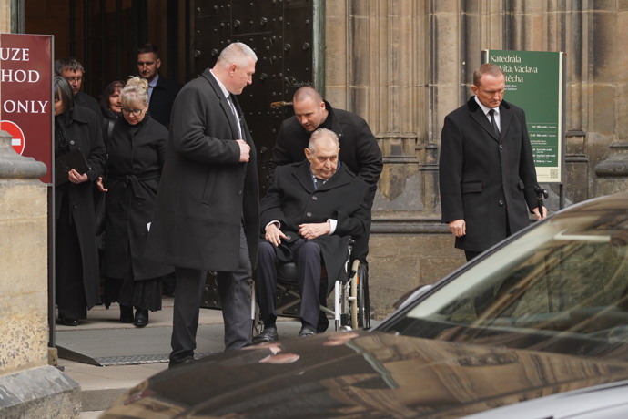 Miloš Zeman odjíždí z pohřbu Dominika Duky.