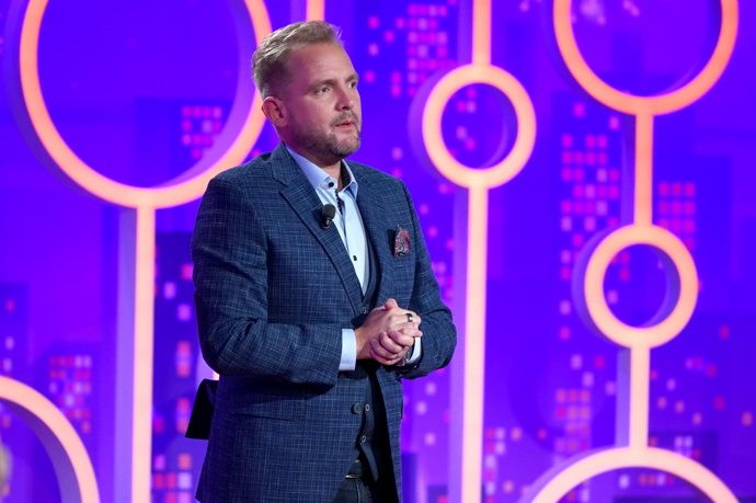 Libor Bouček jako moderátor pořadu Inkognito. 