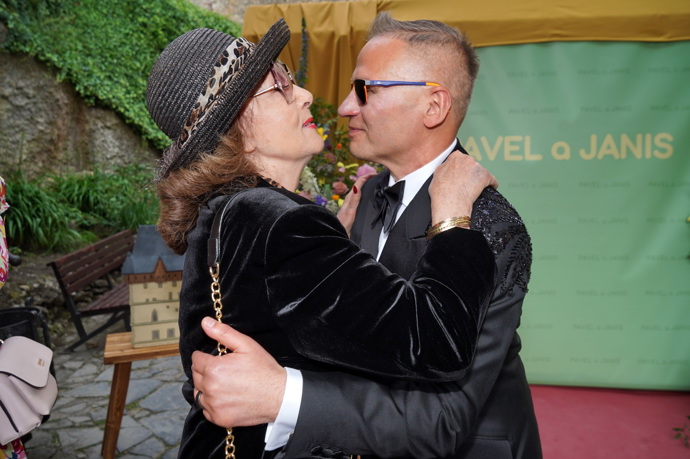 Klobouk dělá ze Saskie Burešové skutečnou dámu. 