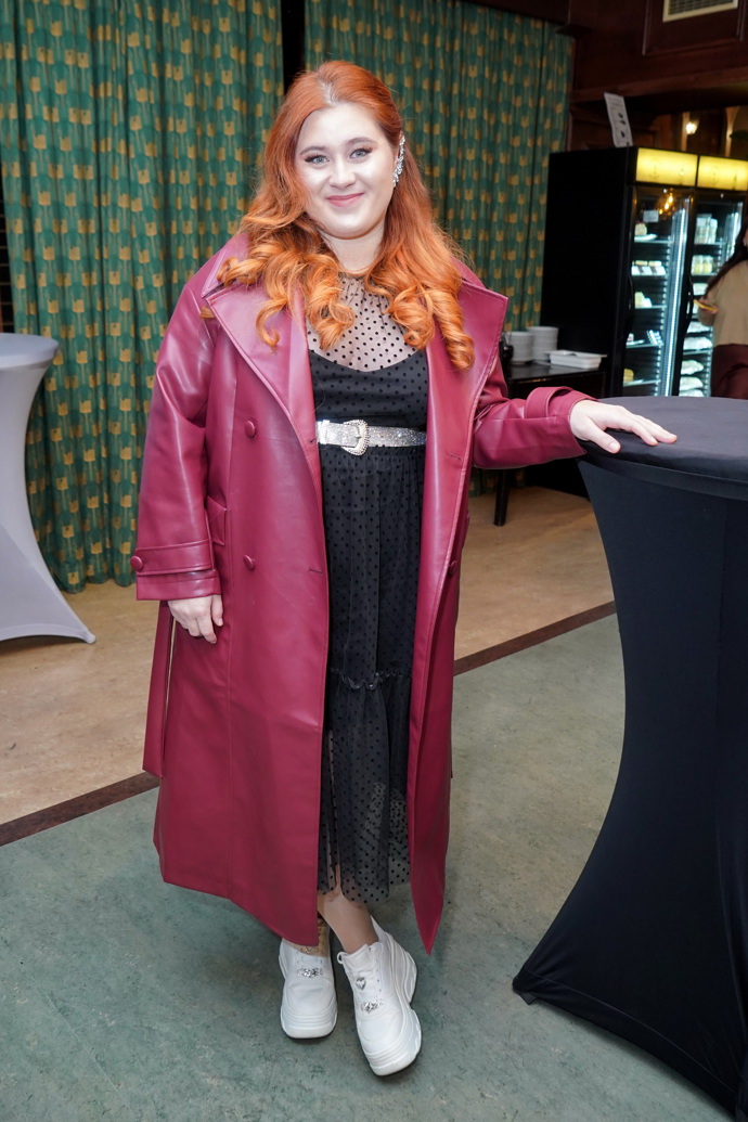 Elis Mraz zvolila kombinaci koženého vínového kabátu, černých šatů a bílých tenisek. 