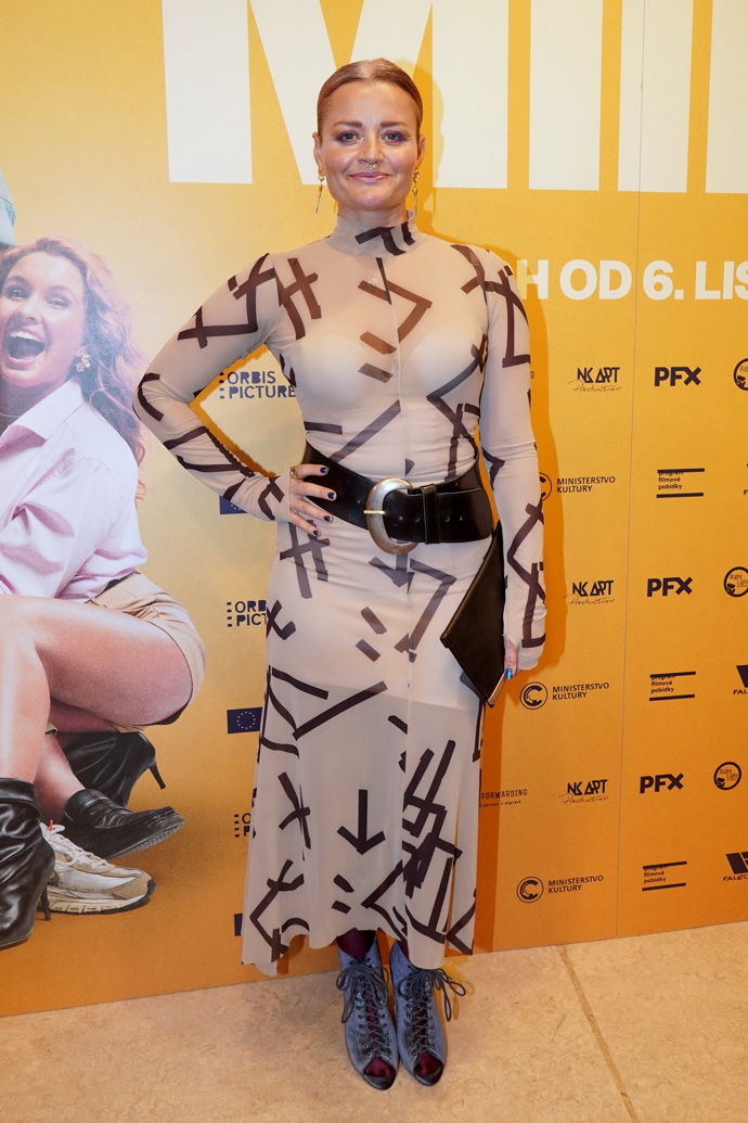 Erika Stárková v originálních krémových šatech s potiskem, které přepásala širokým páskem. 