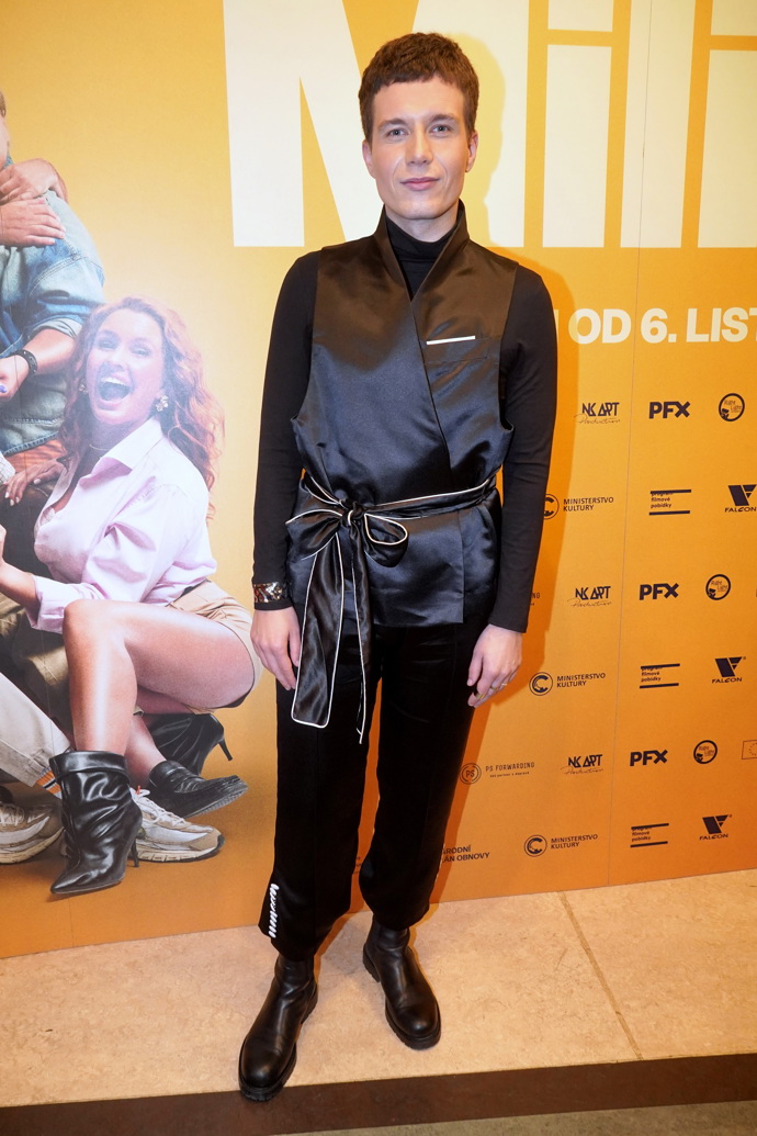 Herec Daniel Krejčík oblékl slavnostní saténovou vestu, kterou přepásal páskem uvázaným na mašli.