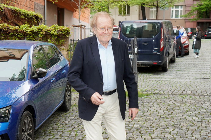 Jan Vlasák se zajímal o herectví již v útlém věku. Dokonce kvůli tomu utíkal z domu.