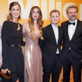 Rodina Jany Bernáškové a Rudolfa Merknera se sešla hezky pohromadě - dcera Bernáškové, Justýna, a syn Merknera Theodor, se po dlouhé době společně objevili ve společnosti a všem to ve večerních šatech velmi slušelo.