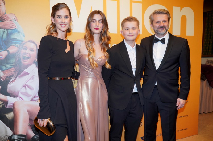 Rodina Jany Bernáškové a Rudolfa Merknera se sešla hezky pohromadě - dcera Bernáškové, Justýna, a syn Merknera Theodor, se po dlouhé době společně objevili ve společnosti a všem to ve večerních šatech velmi slušelo.