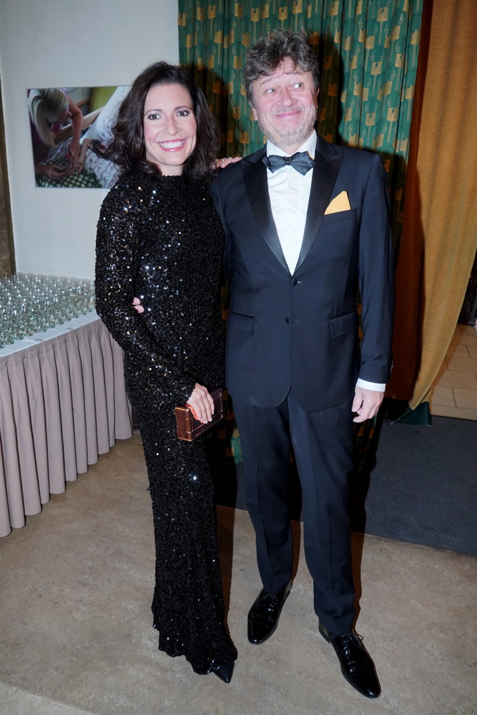 Karel Janák s manželkou Romanou Goščíkovou. Janák ozdobil oblek žlutým kapesníčkem v klopě. 