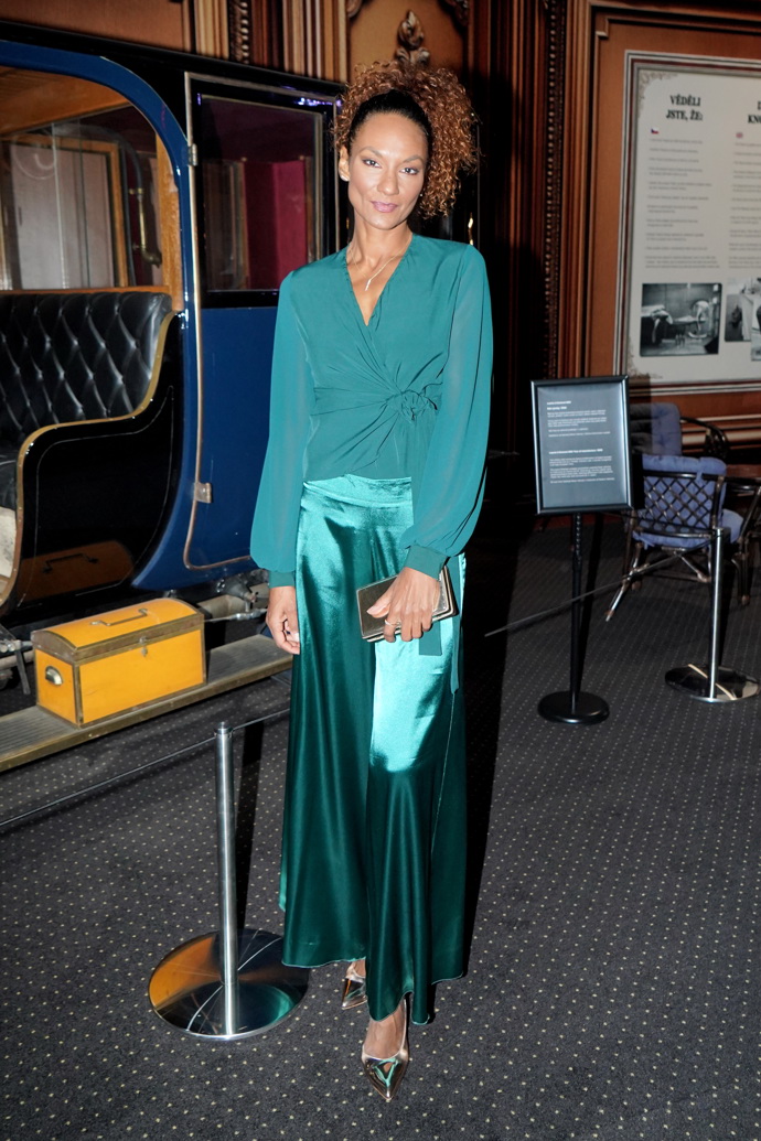 Zelenou kombinaci se slavnostním nádechem oblékla Lejla Abbasová.