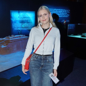 Džíny a tenisky oblékla i dcera Františka Janečka a Terezy Mátlové Emily Ann Janečková.