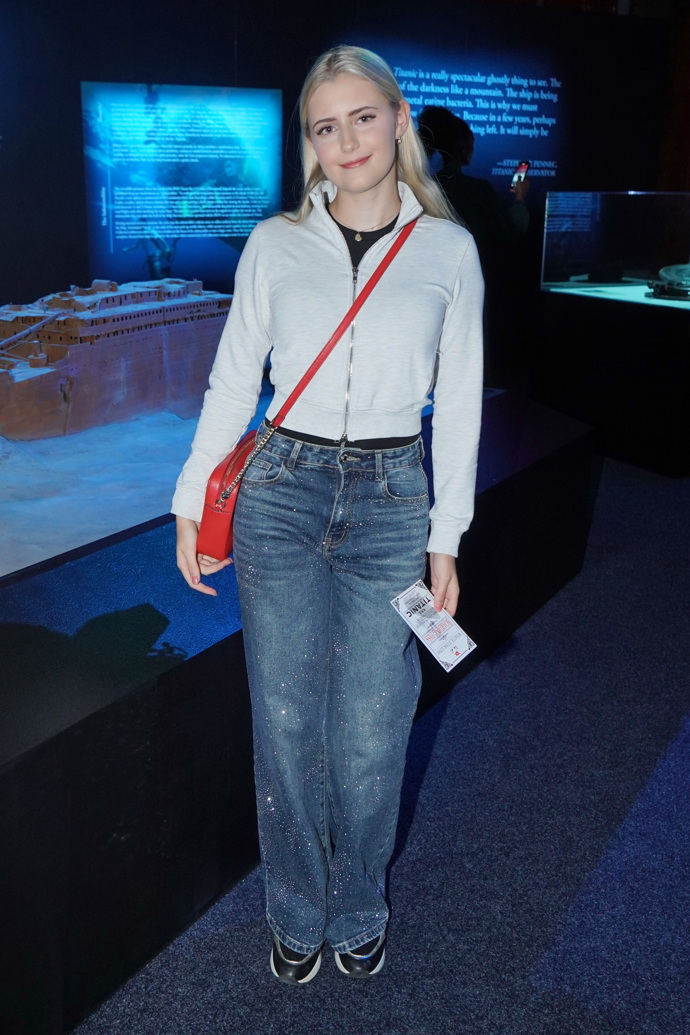 Džíny a tenisky oblékla i dcera Františka Janečka a Terezy Mátlové Emily Ann Janečková.