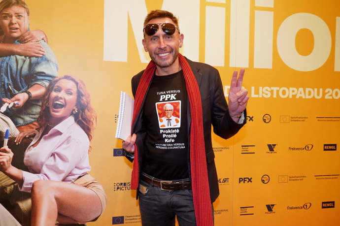 Moderátor Jan Tuna upozorňoval na svoji kauzu údajně zkaženého masa v KFC prostřednictvím svého trička. Doplnil ho červenou šálou. 