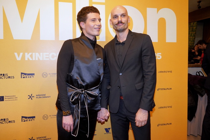 Doprovod mu dělal partner Jiří Vymětal. Ten se rozhodl pro klasický černý oblek. 