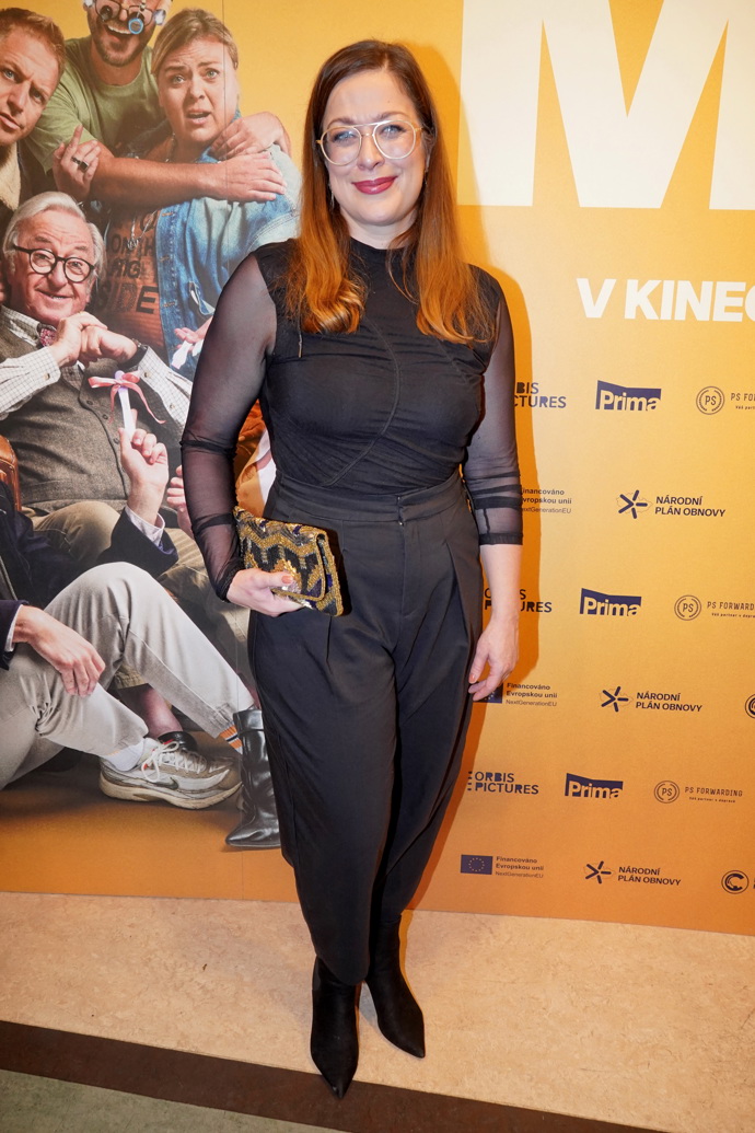 Herečka Anežka Rusevová oblékla černé kalhoty s vysokým pasem a černé tričko s průhlednými rukávy. Černý outfit doplnila výrazným psaníčkem a rudou rtěnkou.