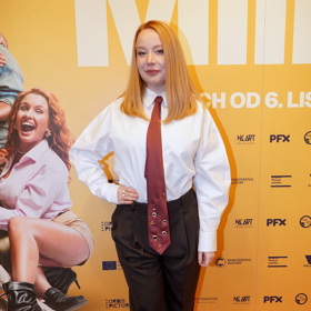 Herečka Alena Doláková se rozhodla pro typicky pánský styl - oblékla černé kalhoty s vysokým pasem, bílou košili a vínovou kravatu.