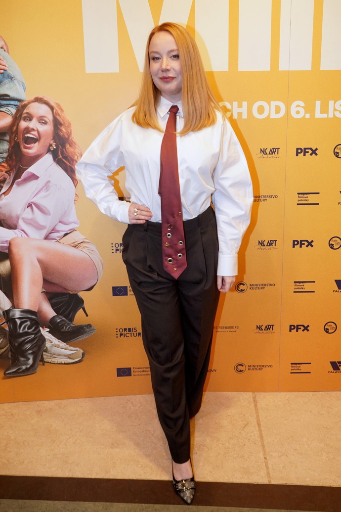 Herečka Alena Doláková se rozhodla pro typicky pánský styl - oblékla černé kalhoty s vysokým pasem, bílou košili a vínovou kravatu, jejíž úvaz byl ale neúnosně dlouhý.