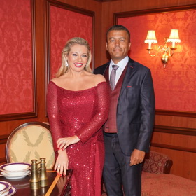 Výstavu uváděla populární moderátorská dvojice Lucie Borhyová a Rey Koranteng.