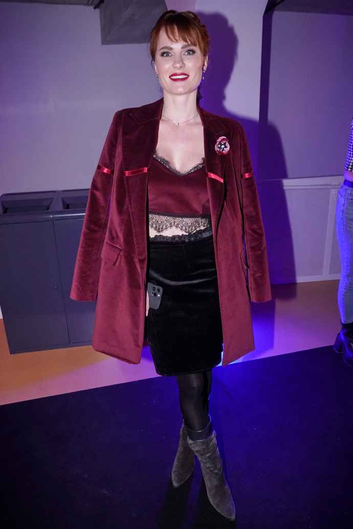 Zrzavá Maria dobře ví, jaké barvy sluší jejím ohnivým vlasům. 