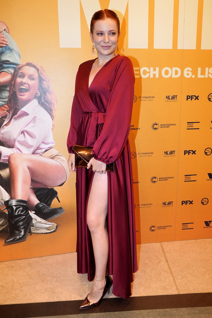 Kateřina Bláhová oblékla vínové zavinovací šaty s vysokým rozparkem a hlubokým výstřihem. 