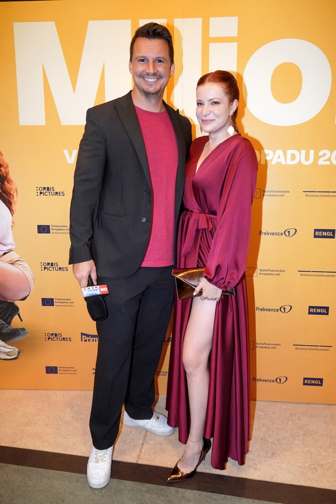 Moderátor Karel Kašák se s partnerkou Kateřinou Bláhovou vyladil do červené barvy. 