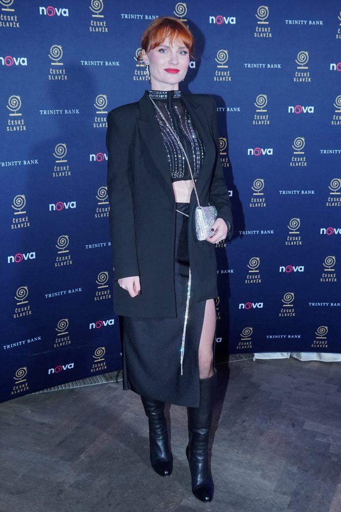 Mary z Bachelora vynesla komplet crop topu a pouzdrové sukně s rozparkem, přes to černé oversize sako. 